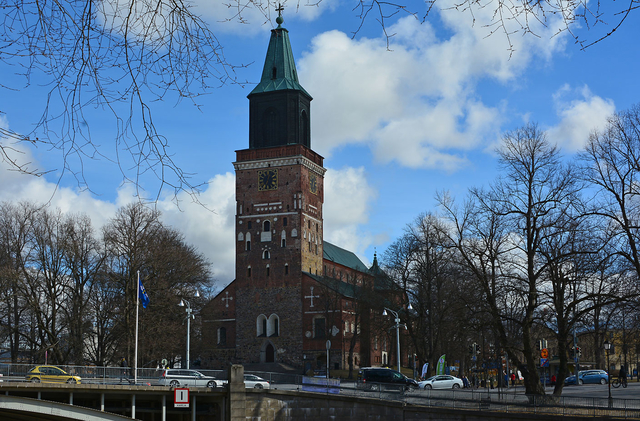 Kirkko kukistuu – seurakunta&nbsp;nousee!